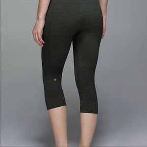 Lululemon Athletica Ebb and Flow Crop Capri
Leggings Grey Size 8 seamless